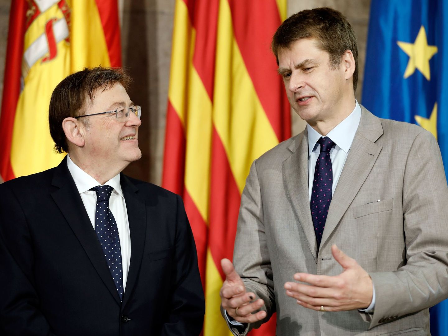 El president de la Generalitat, Ximo Puig (d), con el nuevo embajador del Reino Unido en España, Hugh Elliott. (EFE)