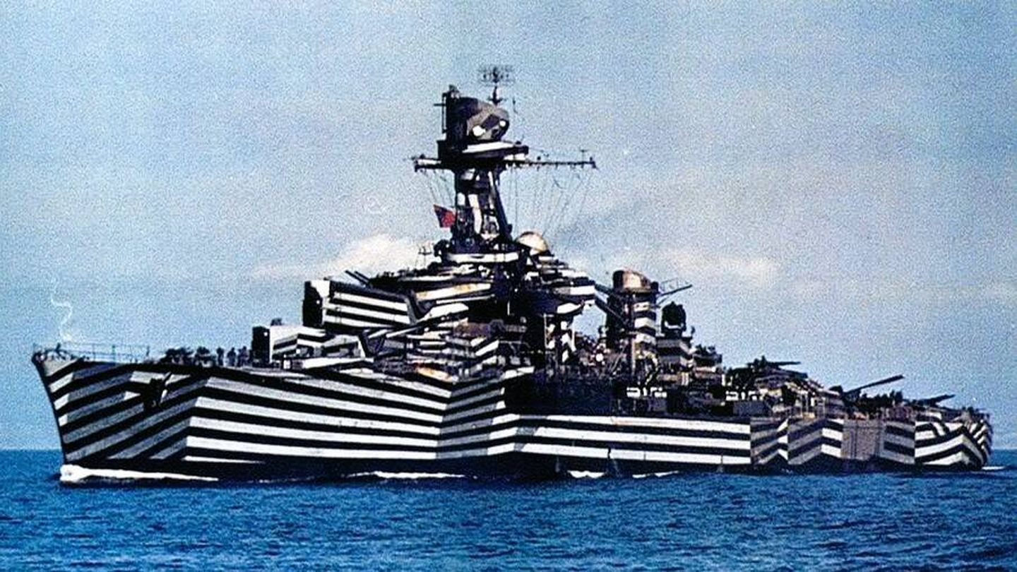 Camuflaje tipo Zebra en el crucero ligero francés Gloire durante la II Guerra Mundial.