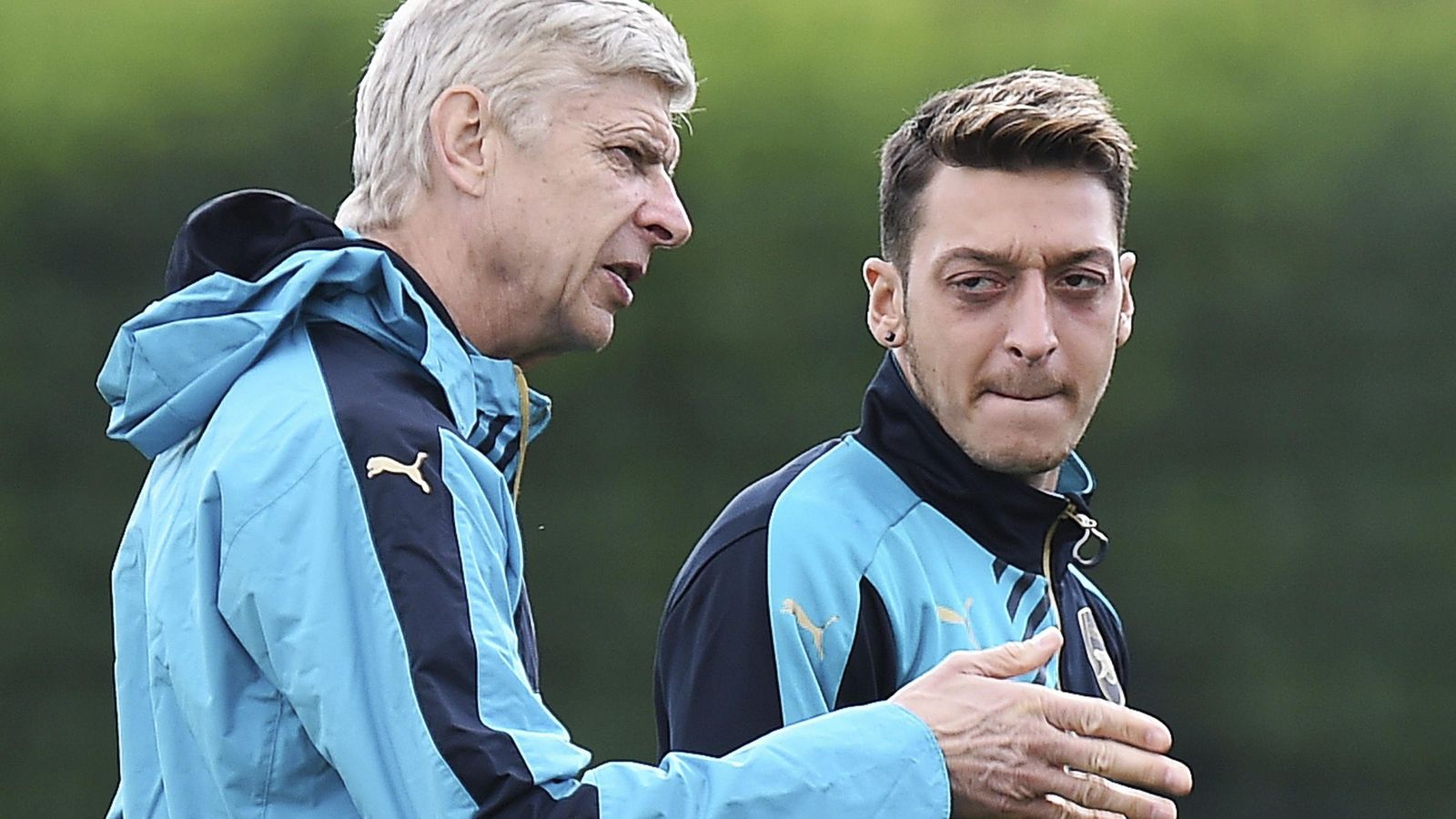 Foto: Wenger habla con Özil durante un entrenamiento del Arsenal. (EFE)