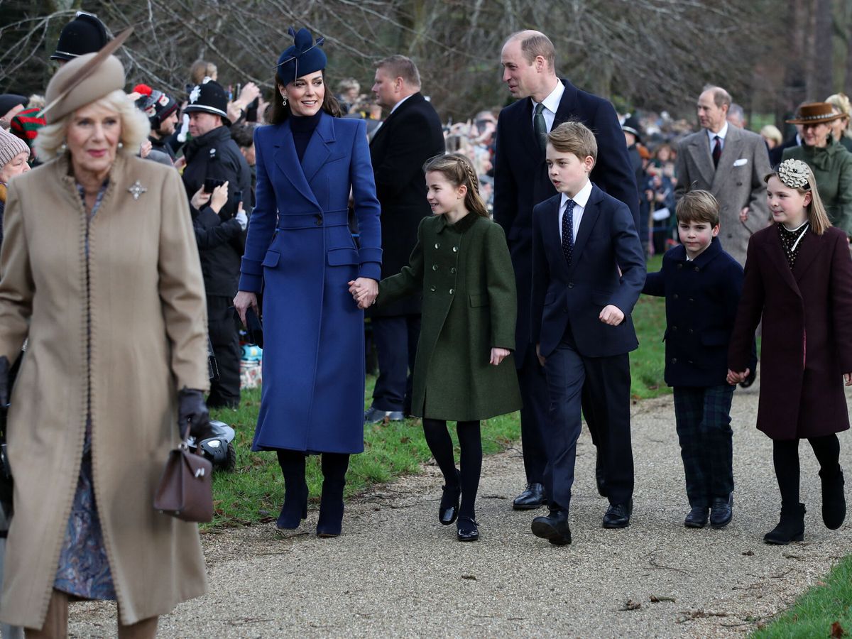 Foto: La reina Camilla, con los príncipes de Gales y sus hijos. (Reuters/Chris Radburn)