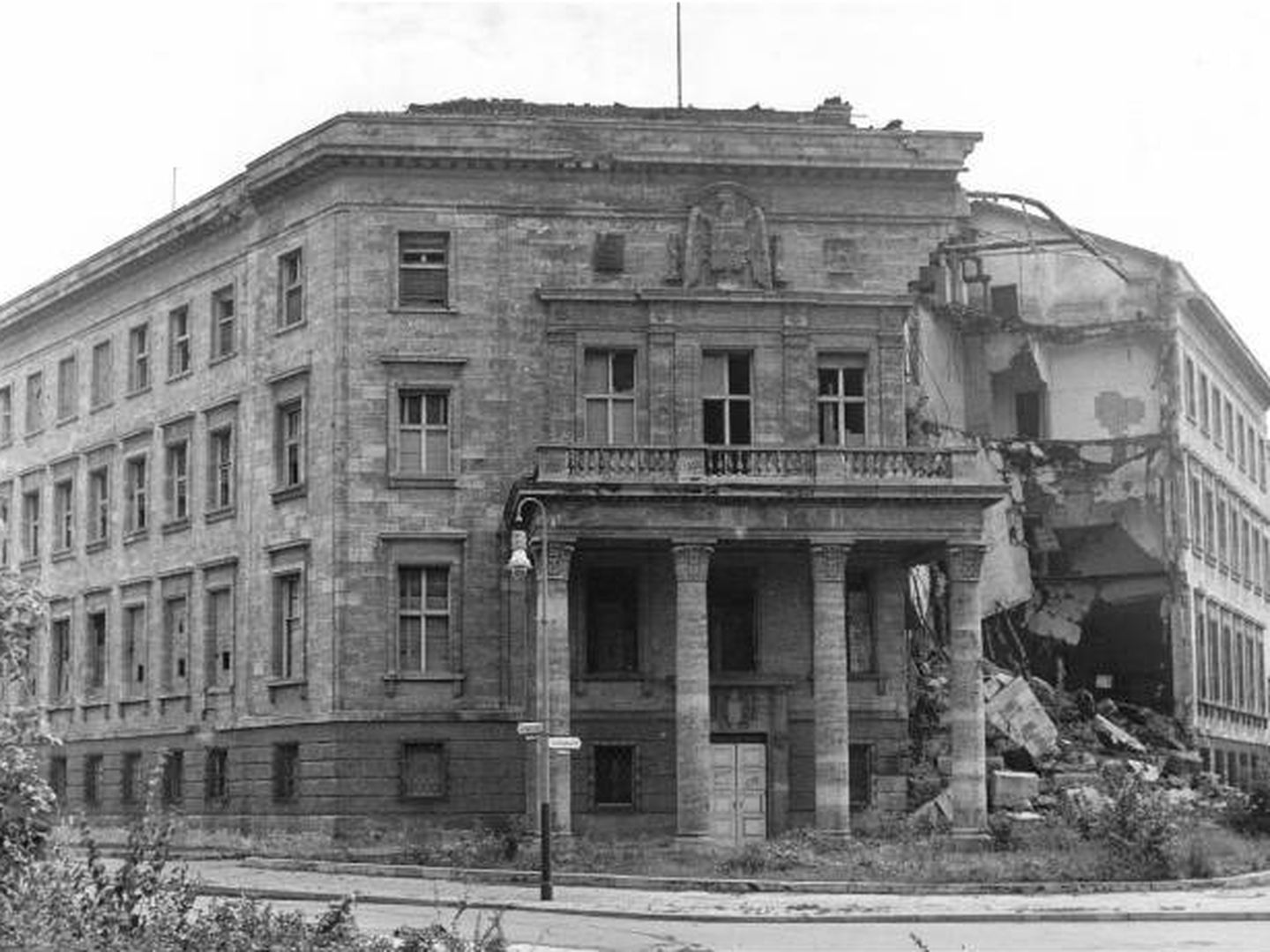 La embajada de España en Berlín tras un bombardeo en la II Guerra Mundial