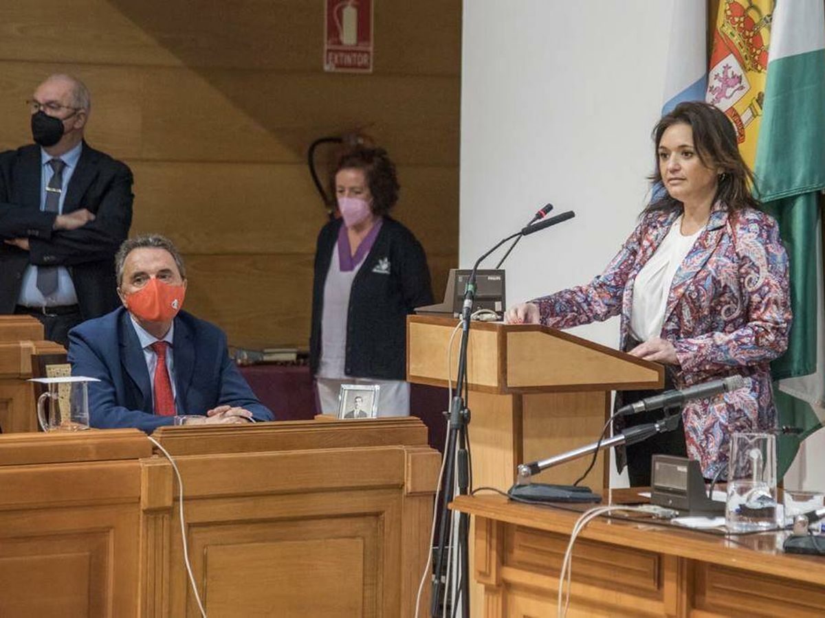 Foto: Margarita del Cid, nueva alcaldesa de Torremolinos, junto al regidor saliente, José Ortiz. (EC)