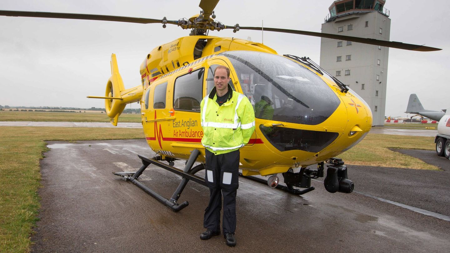 El príncipe Guillermo después de su primera misión como piloto para el servicio de ambulancias aéreas East Anglian Air Ambulance (EAAA). (EFE)