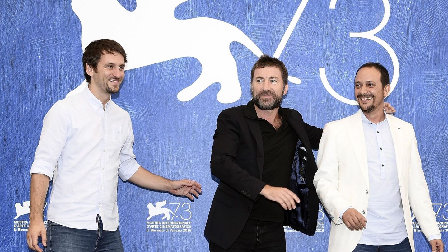 Raúl Arévalo posa junto a Antonio de la Torre y Luis Callejo en el Festival de Venecia