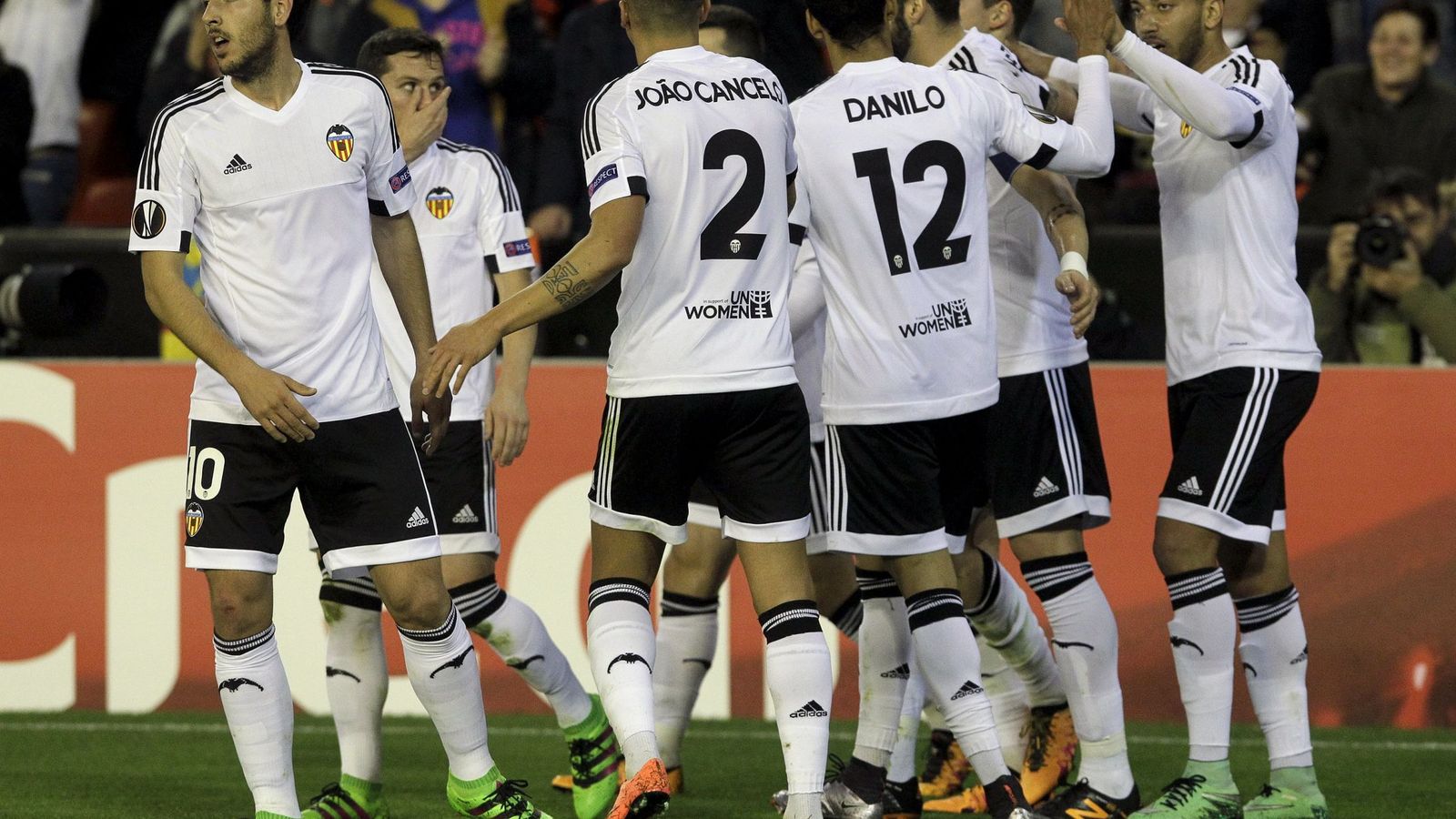 Foto: El Valencia celebra uno de los tantos de su goleada (Reuters).