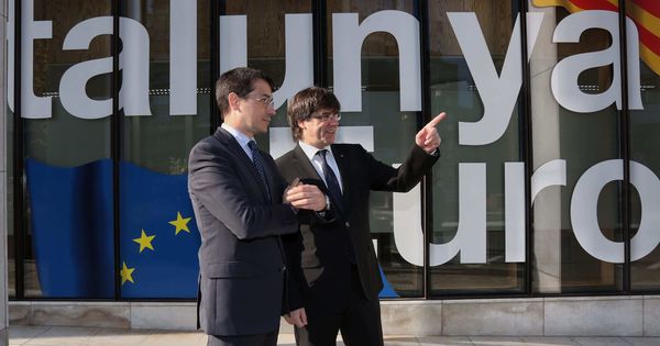 Foto: El presidente de la Generalitat, Carles Puigdemont, junto al Representante Permanente ante la Unión Europea, Amadeu Altafaj. (EFE)