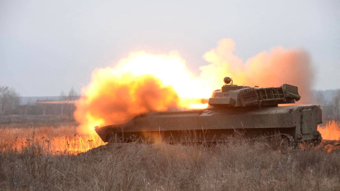 Foto: Pieza de artillería ucraniana 2S1 haciendo fuego (Reuters)