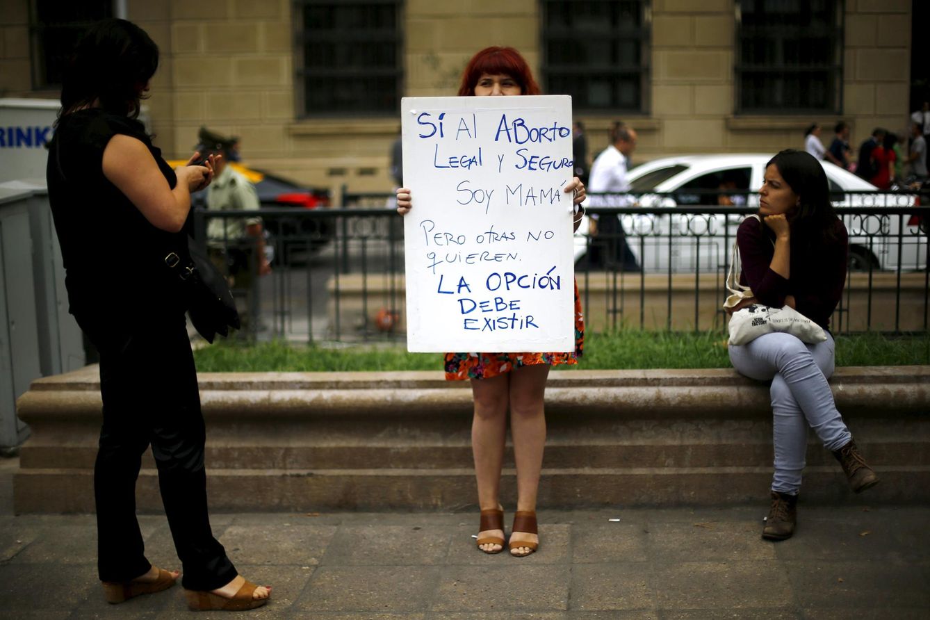 Una mujer sostiene un cartel a favor de la legalización del aborto en Santiago de Chile (Reuters).