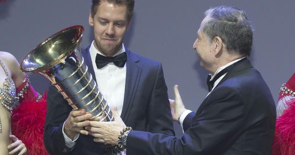Foto: Vettel, recogiendo un premio de campeón del mundo en manos de Jean Todt, presidente de la FIA. (EFE)