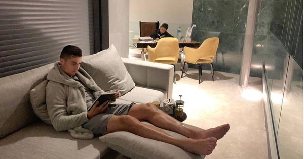 Foto: Cristiano Ronaldo en su casa de Turín junto a su hijo en la noche de los premios 'The Best'. (foto instagram Cristiano)