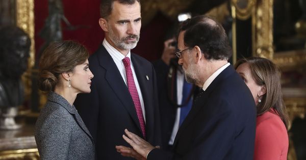 Foto: os Reyes conversan con el presidente del Gobierno, Mariano Rajoy, acompañado de su mujer Elvira Fernández en Palacio Real. (EFE)