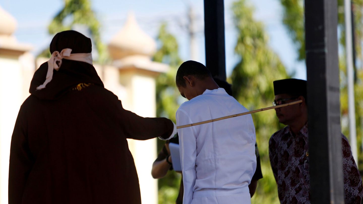 Un verdugo fustiga públicamente a latigazos a un condenado por tener una relación homosexual en Indonesia. (EFE / Hotli Simanjuntak)