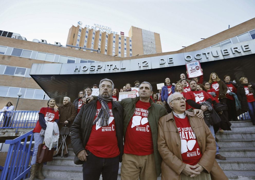 Foto: El presidente de la plataforma de afectados por la Hepatitis C, Mario Cortés (c), entre otros, a las puertas del Hospital 12 de Octubre de Madrid. (Efe)