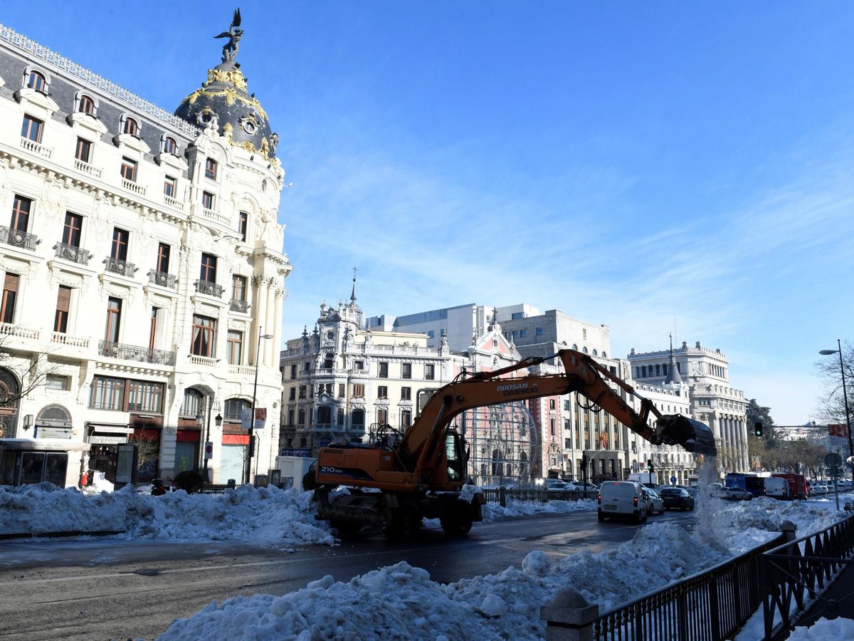 Foto: Una grúa limpia parte de la nieve acumulada en la calle Alcalá de Madrid. (EFE)
