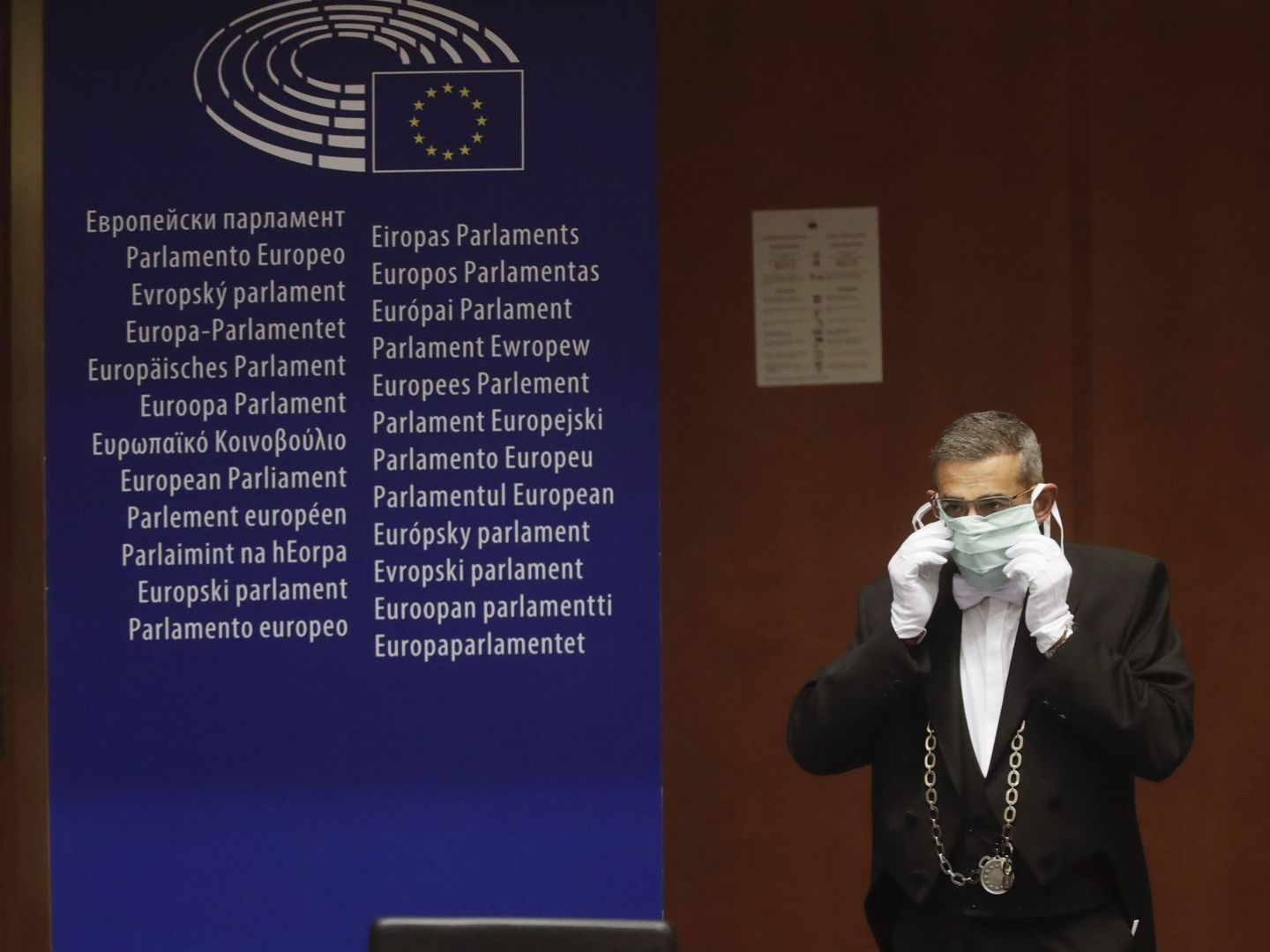 Un ujier del Parlamento Europeo durante la pandemia. (EFE)