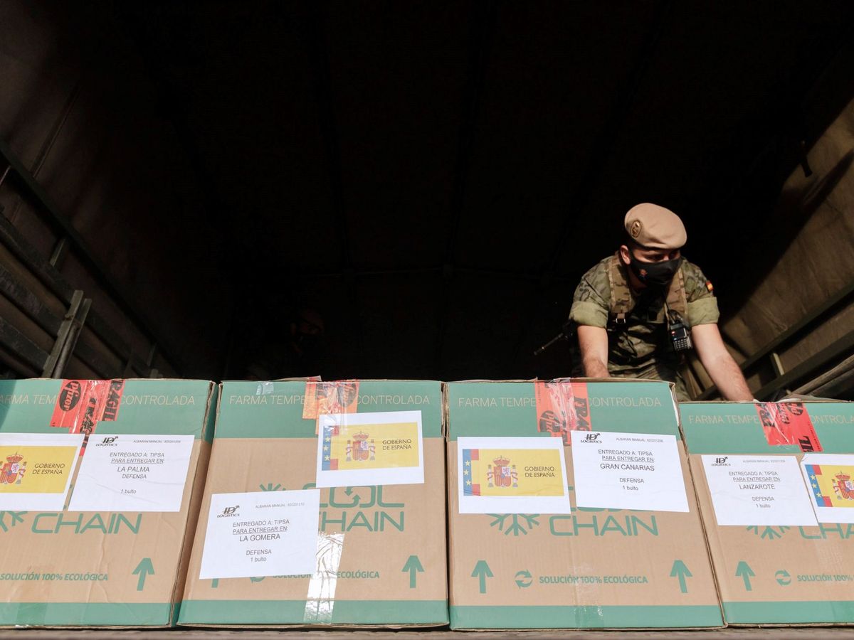 Foto: Un soldado custodia las cajas que contienen la vacuna de Pfizer-BioNTech. (EFE)
