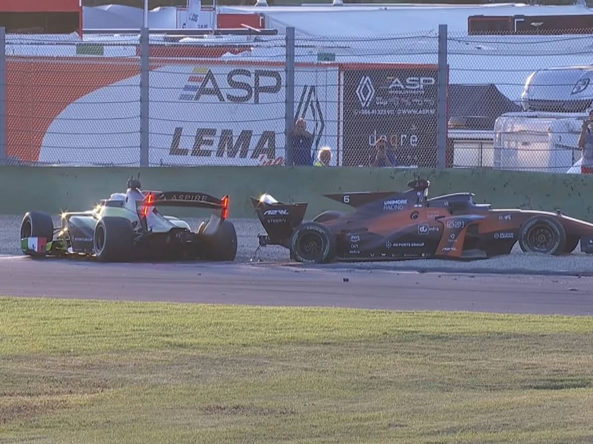Carros de corrida autônomos colidem durante testes de alta performance no circuito de Imola