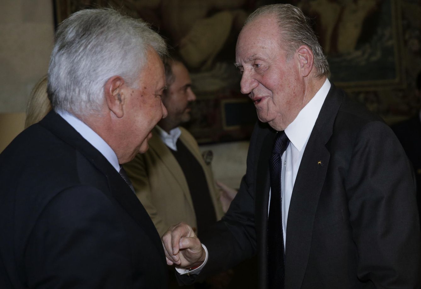 Don Juan Carlos y Felipe González, en la Embajada de Francia tras firmar en el libro de condolencias. (EFE)