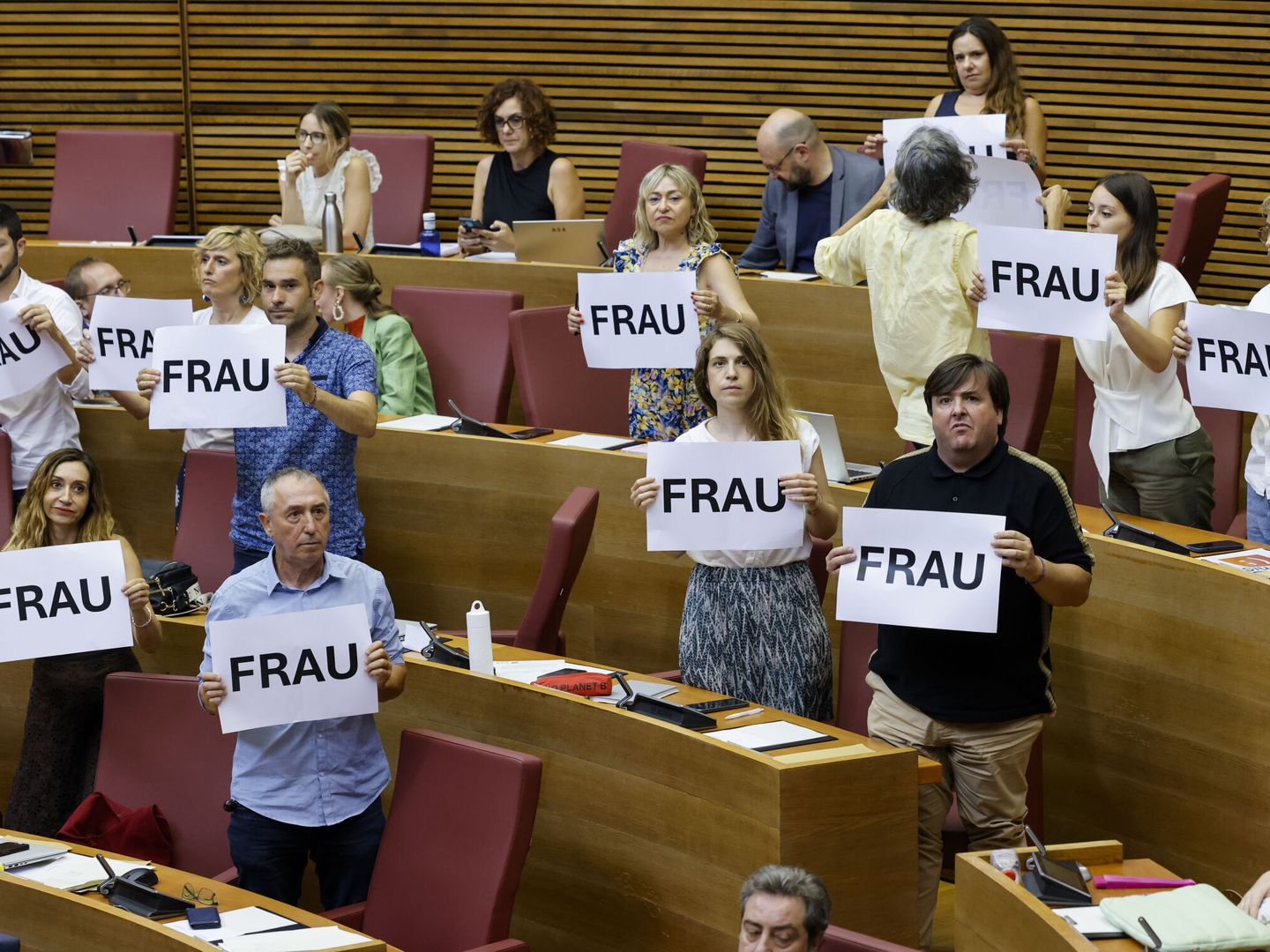 Los diputados de Compromís muestran carteles con el lema 'Frau' (fraude) en la votación del nuevo director de Antifraude. (EFE/Ana Escobar) 