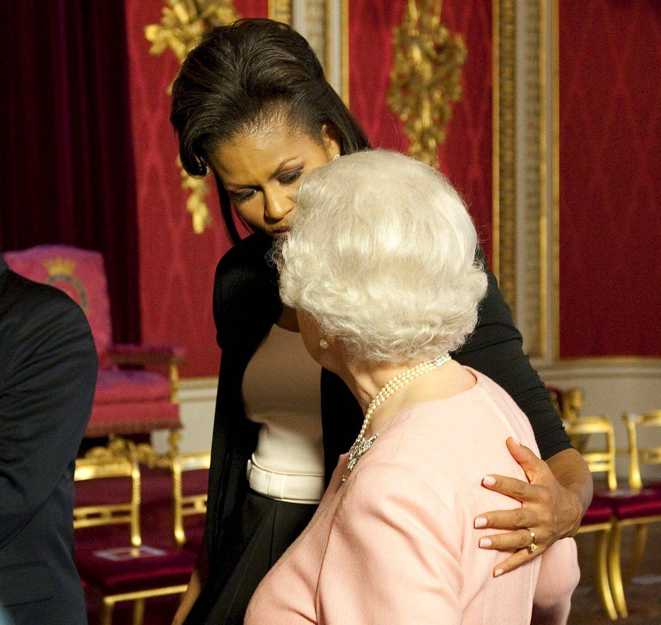 Michelle Obama, mientras conversaba con la reina Isabel II en 2009. (EFE)
