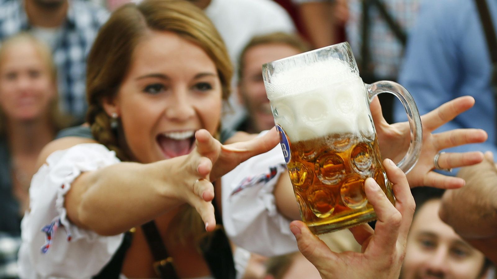 Foto: Pedir una cerveza no es muy complicado. Entenderse en un viaje de negocios lo es un poco más. (Reuters/Michael Dalder)