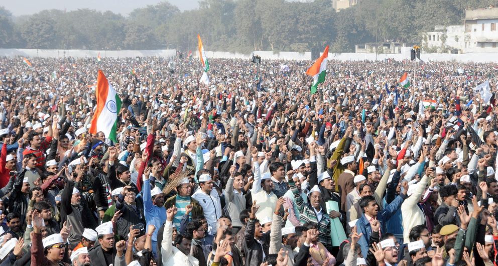 Los seguidores del AAP aguardan el discurso de Kejriwal (Efe).