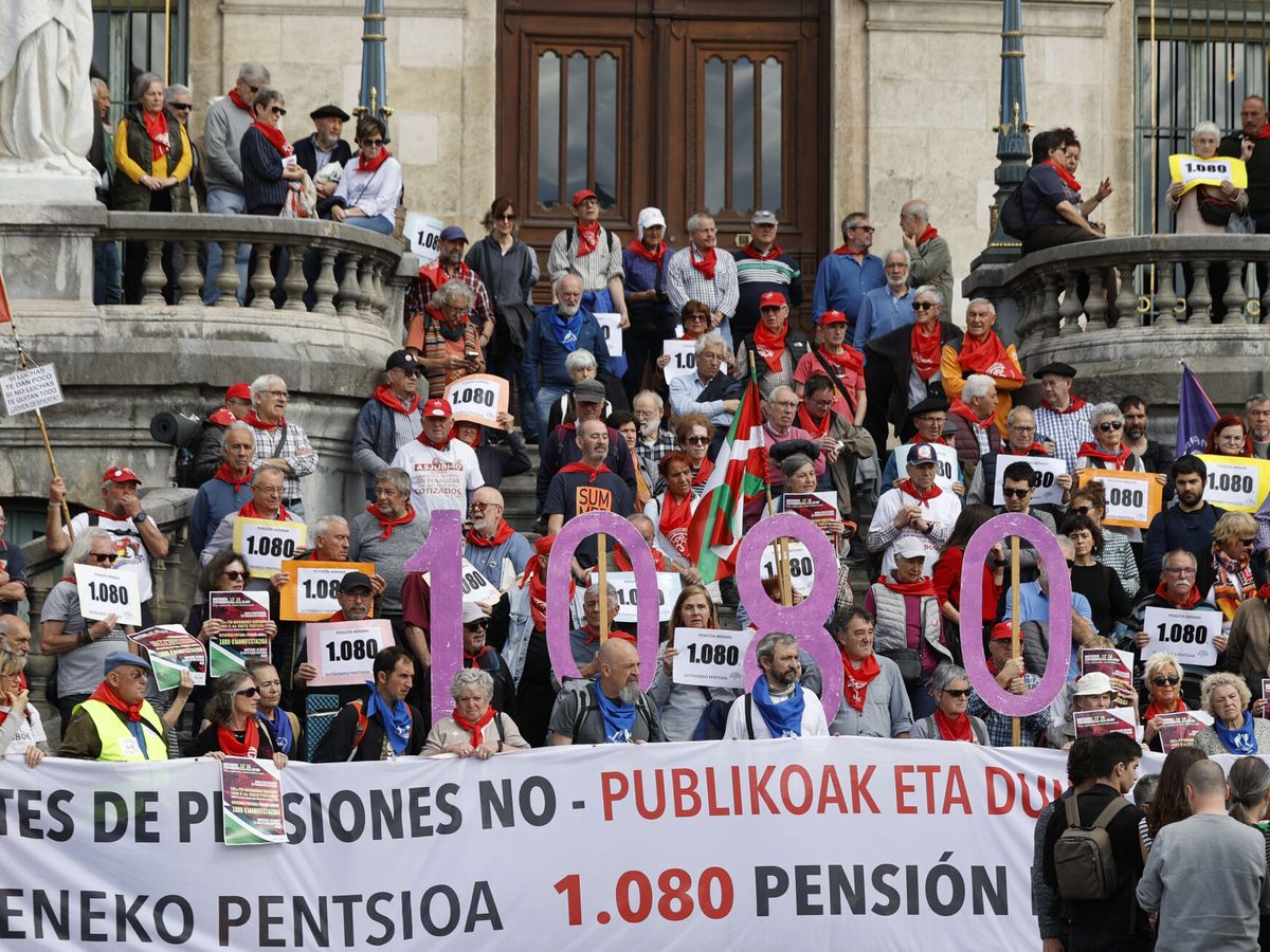Foto: Concentración de pensionistas ante el Ayuntamiento de Bilbao. (EFE/Luis Tejido)