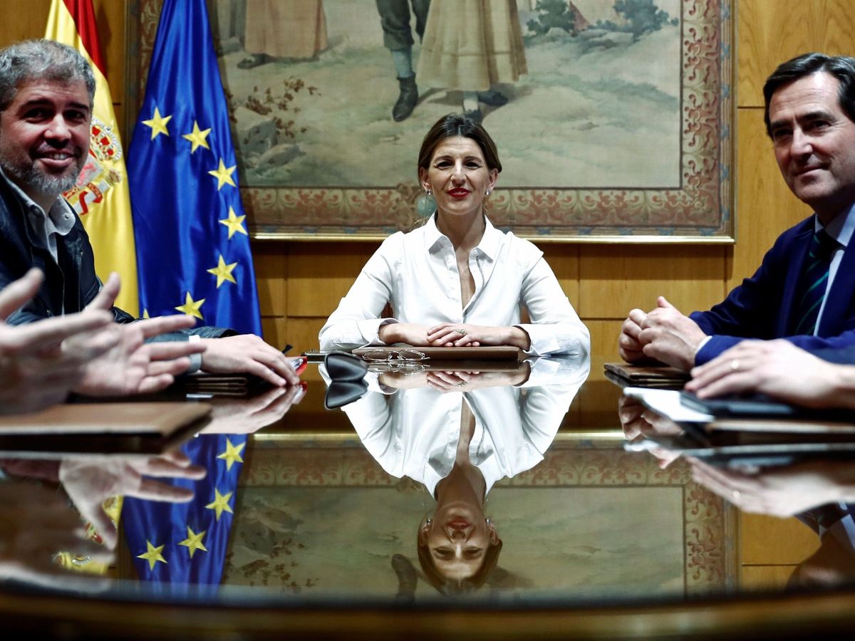 Foto: Sordo y Garamendi, sentados con la ministra de Trabajo hace unos meses. (EFE)