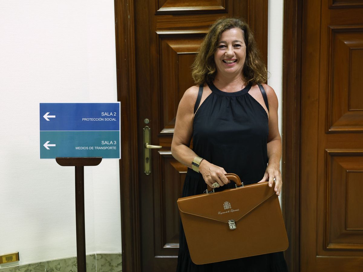 Foto: La diputada y expresidenta balear Francina Armengol, tras recibir la cartera en el Congreso de los Diputados. (EFE)