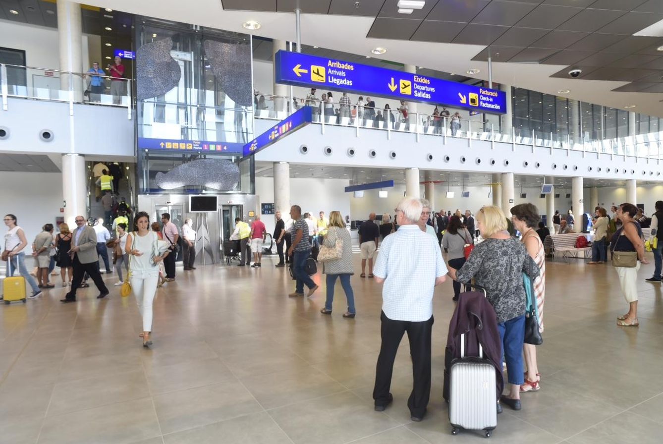 Pasajeros del primer vuelo regular en el Aeropuerto de Castellón. (SNC-Lavalin)
