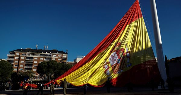 Foto: Izado de la bandera nacional en la Plaza de Colón, el 6 de octubre de 2017. (EFE)