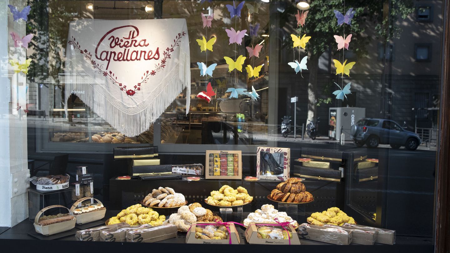 Rosquillas tontas, listas, francesas y de Santa Clara con motivo de San Isidro en una pastelería en Madrid. (EFE /J.p.gandul)