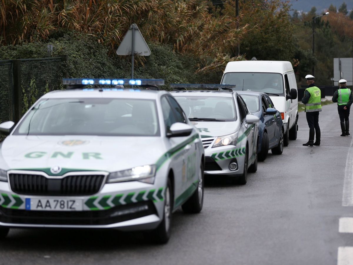 Foto: Policías lusos paran varios vehículos en la frontera con España. (EFE/Sxenick)