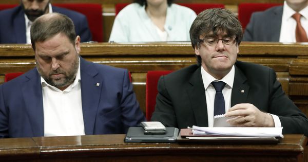 Foto: El presidente de la Generalitat, Carles Puigdemont (d) y el vicepresidente del Govern y conseller de Economía, Oriol Junqueras (i). (EFE)