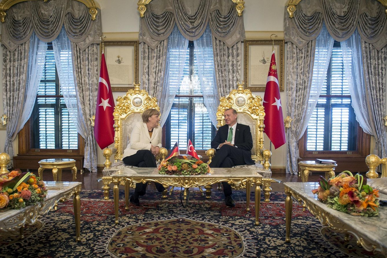 Foto: Erdogan escucha a la canciller Merkel durante un encuentro en Estambul, el 18 de octubre de 2015 (Reuters).