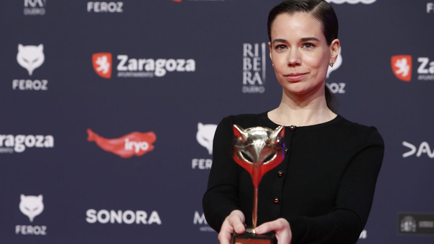 Laia Costa, tras recibir el premio a Mejor Actriz Protagonista en los Feroz 2023. (EFE/Javier Belver)