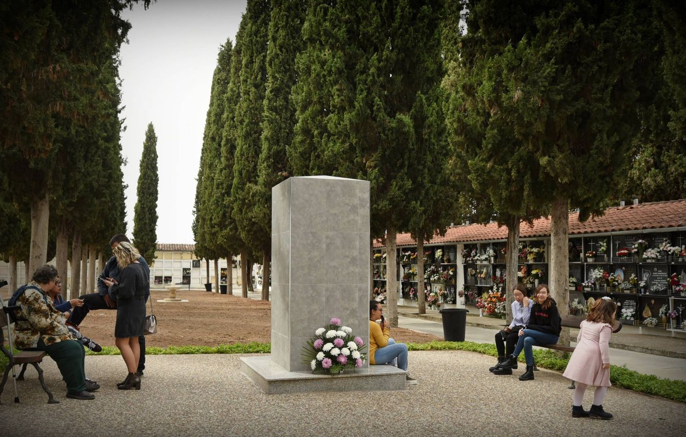 Monumento a medio terminar en el denominado 'Jardín de la concordia' del cementerio de Cabra (Toñi Guerrero).