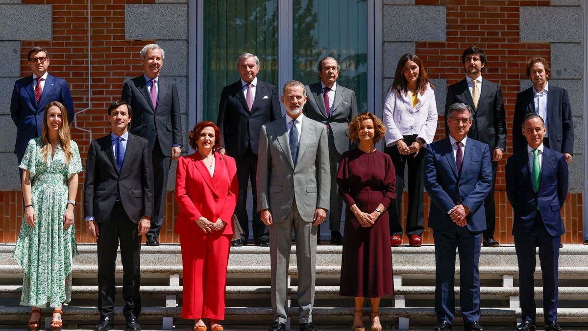 Felipe VI recibe en la Zarzuela al jurado del premio "15 de junio" y a la galardonada, Cristina Cuesta Gorostidi