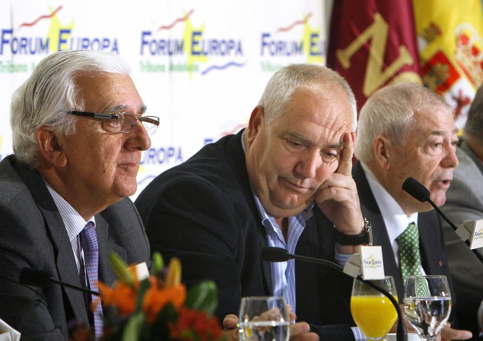Foto: El presidente de la CEA, Santiago Herrero (i), y los dirigentes en Andalucía de CCOO y de UGT. (EFE)