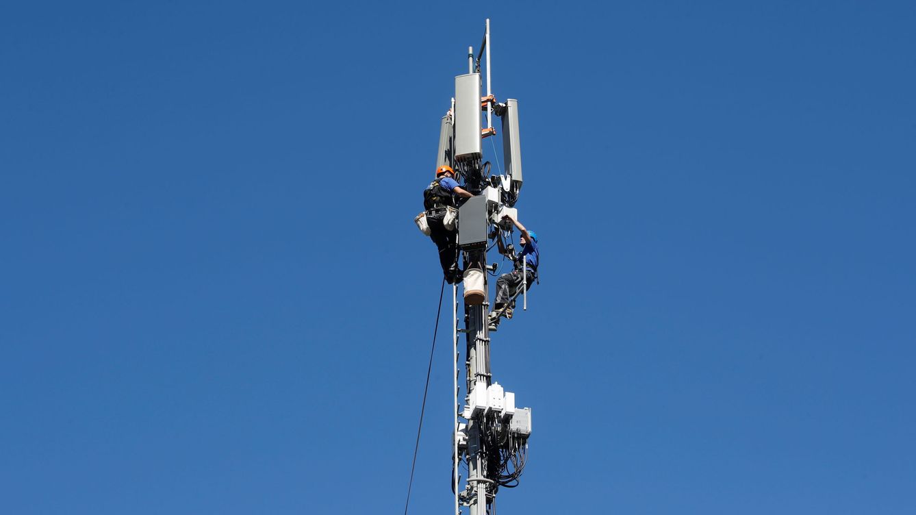 Foto: Técnicos instalan una antena 5G. (Reuters/Arnd Wiegmann)
