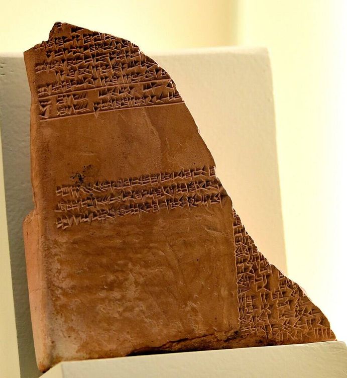 La inscripción cuneiforme acadia menciona los nombres de joyas en honor de la ciudad de Babilonia, Irak. C. 600 A.C. (Wikemedia)
