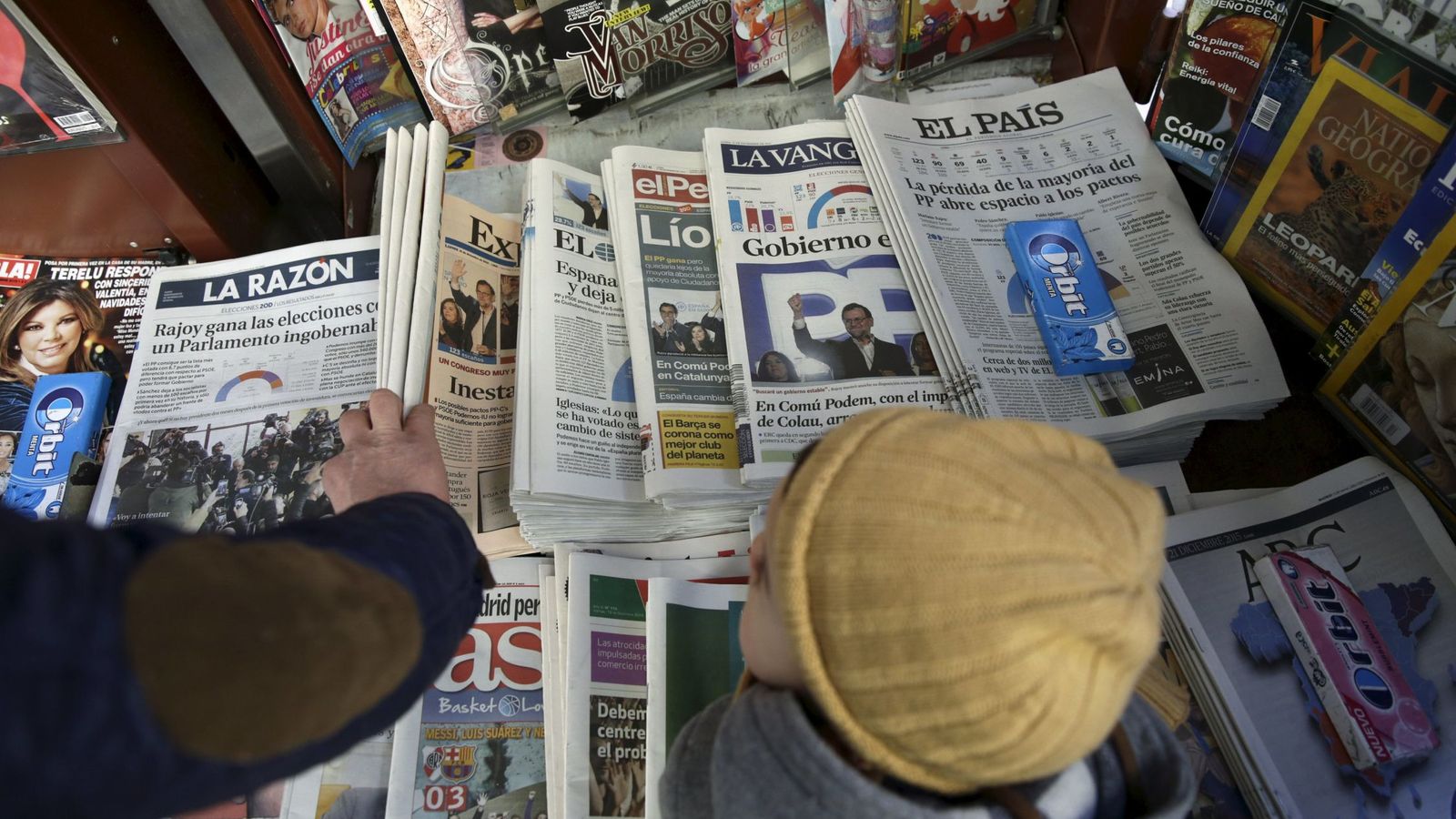 Foto: Imagen de archivo de un quiosco con los principales periódicos de papel. (Reuters)