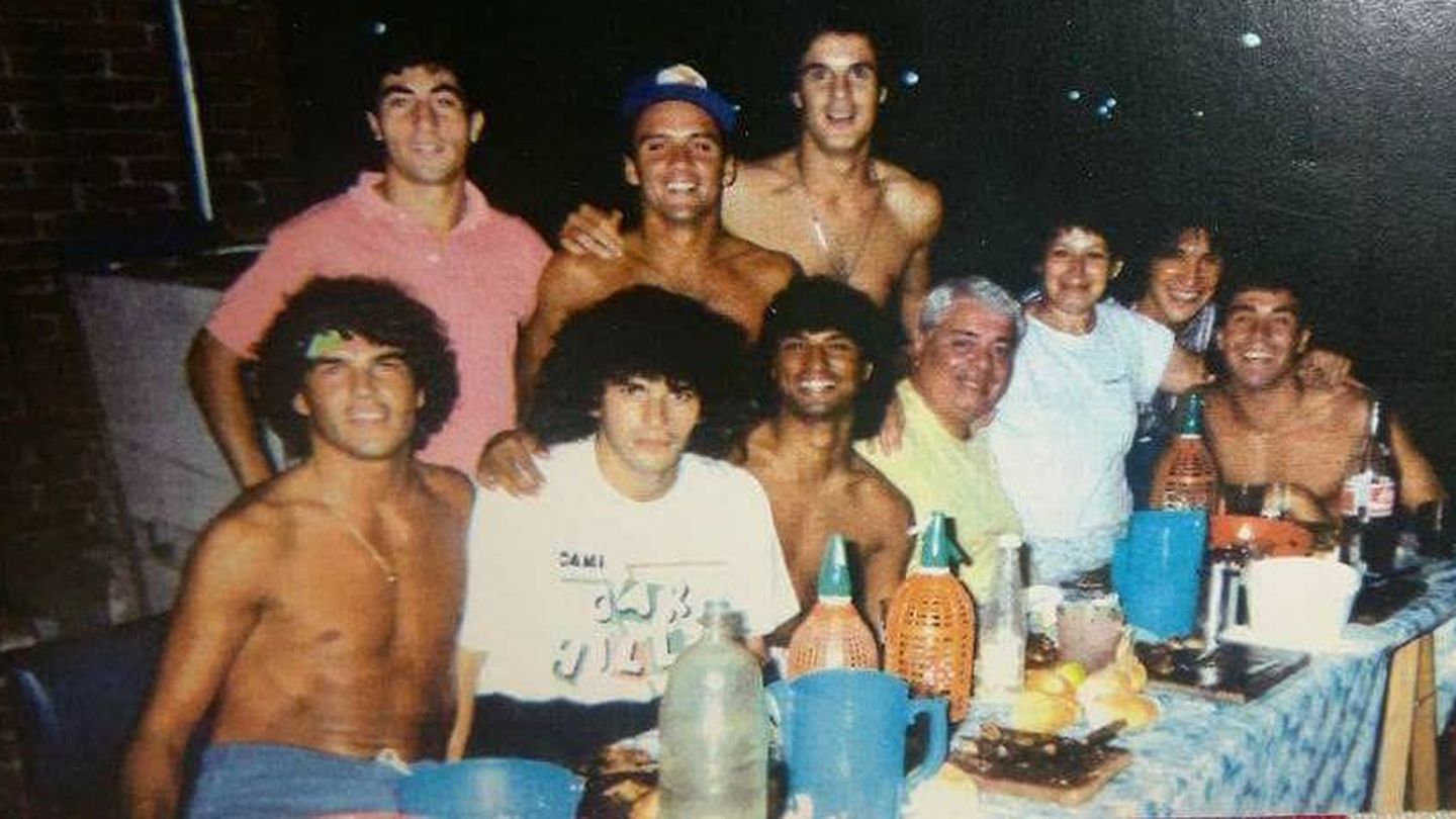 Burgos, al fondo, junto a algunos miembros de Ferro en el cumpleaños de uno de los utilleros del club. (Guillermo Panaro y Alfredo Turdó)