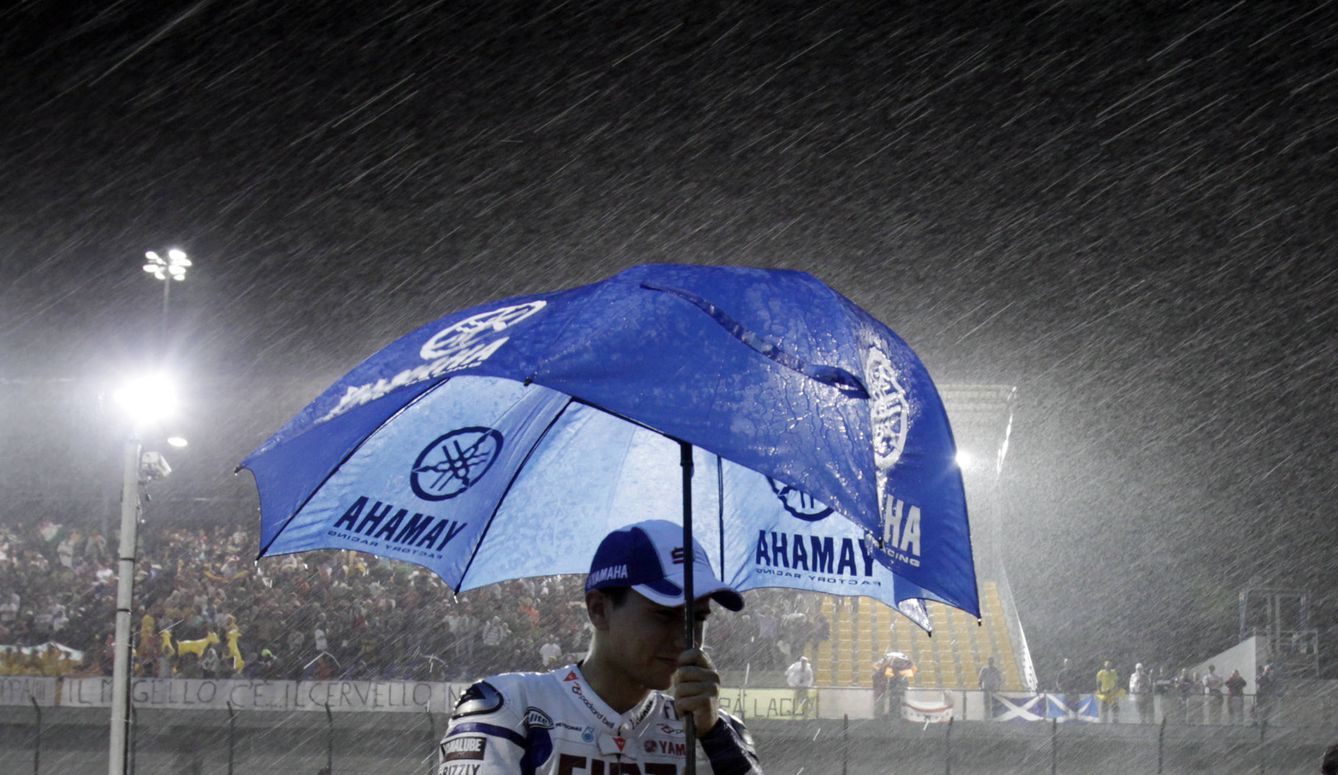 Jorge Lorenzo se protege de la lluvia en el Gran Premio de Qatar 2009. Ese año, la carrera de MotoGP se aplazó al lunes. (Reuters)