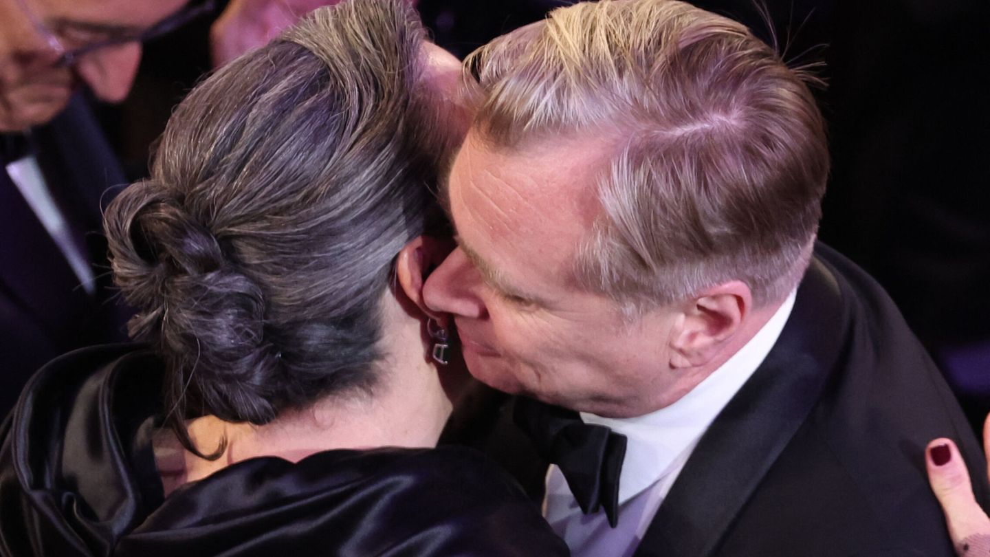 Nolan abraza a su acompañante al celebrar su Oscar a mejor dirección. (Reuters)