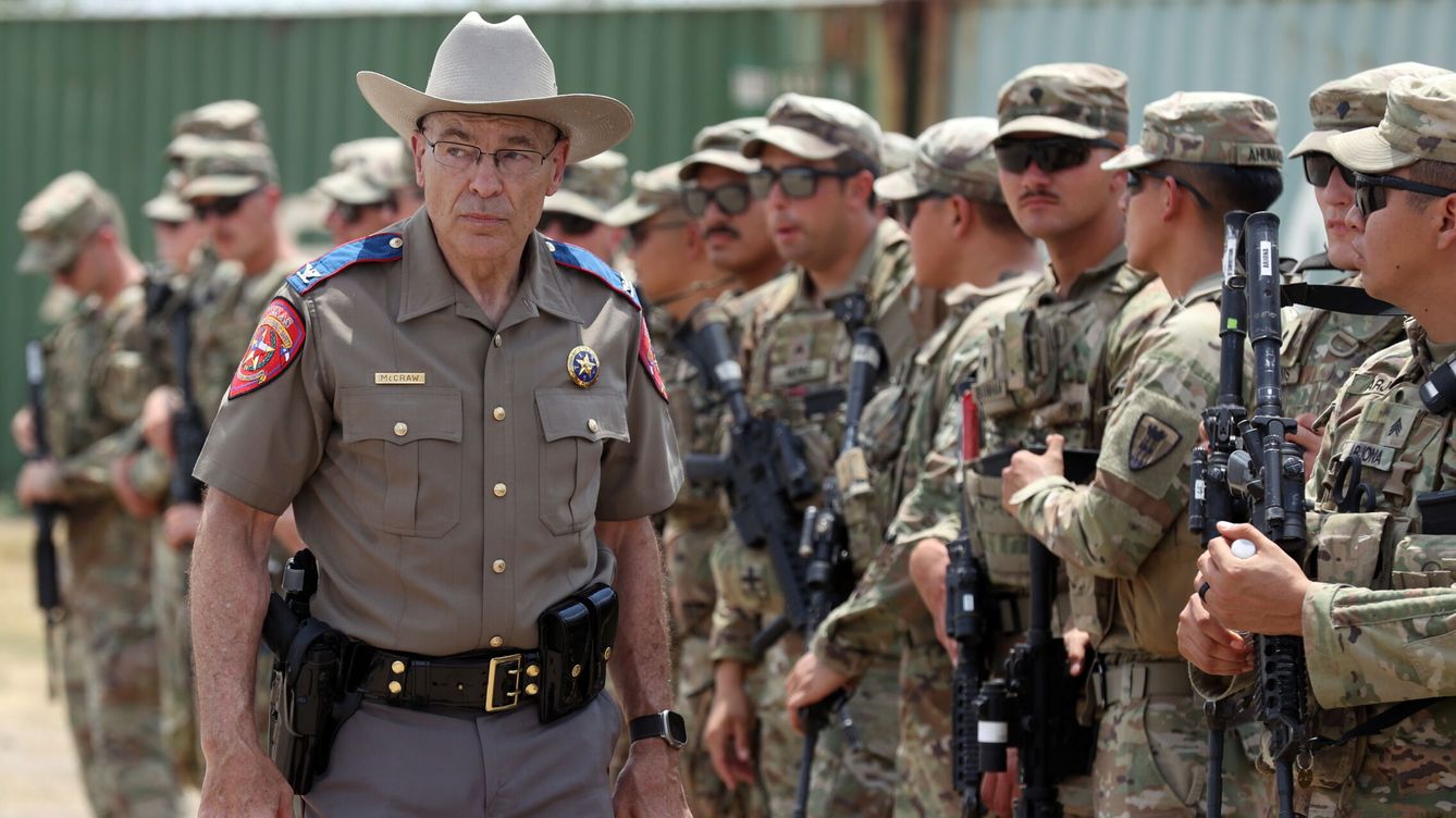 Foto: El director del Departamento de Seguridad de Texas, Steve McCraw, camina frente a agentes de la Guardia Nacional en Shelby Park, en Eagle Pass. (EFE/Adam Davis)