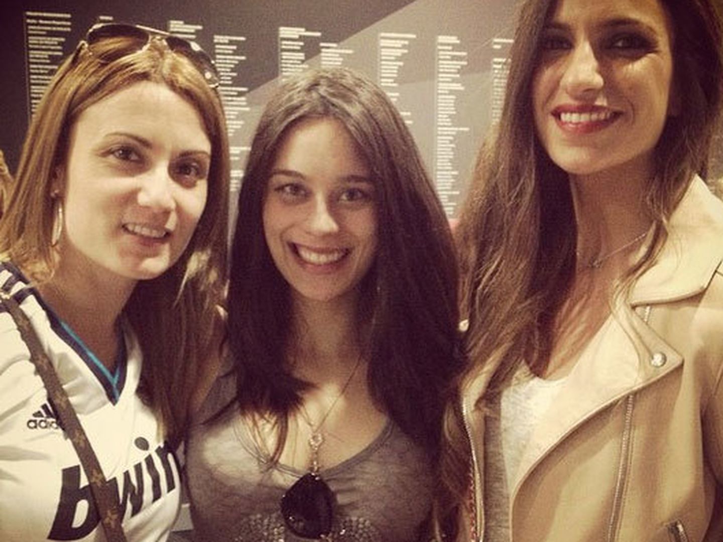 Iria Otero ha subido a Instagram esta imagen con su amiga Jorgelina Cardoso (Izq)