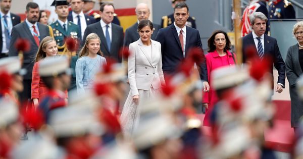 Foto: La Reina Letizia, junto a sus hijas, Pedro Sánchez (3d), Margarita Robles (2d) y el presidente de la Comunidad de Madrid, Angel Garrido (d), el viernes. (EFE)