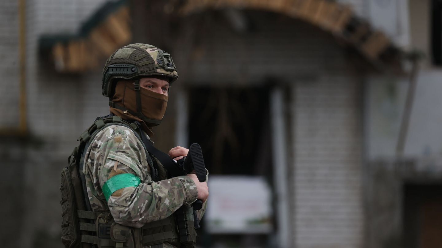 Soldado ucraniano en la ciudad de Borodianka. (EFE / Miguel Gutiérrez)