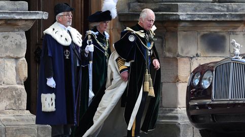 Noticia de Los reyes Carlos y Camila lucen las túnicas de la Orden del Cardo, el mayor honor de Escocia